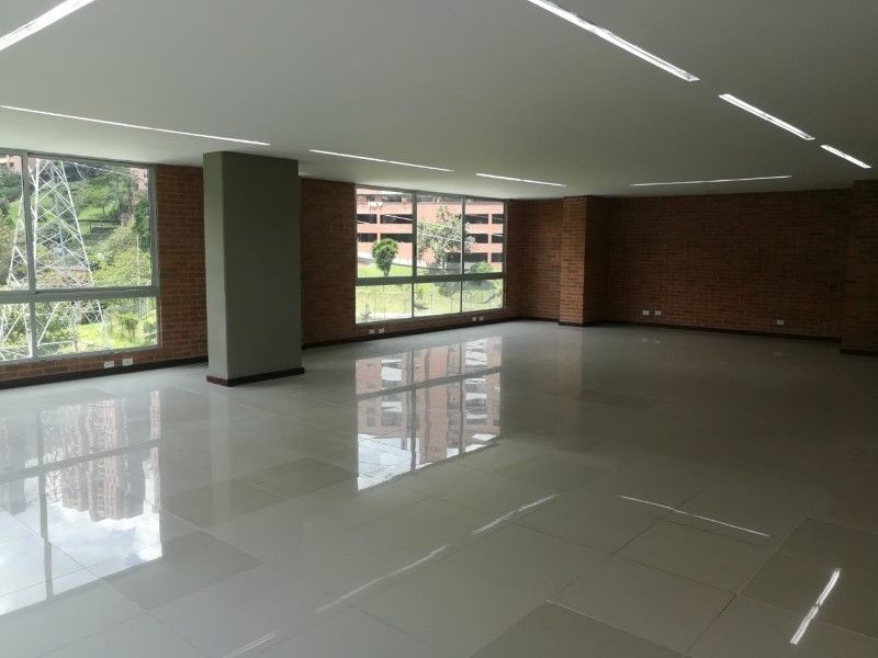 Oficina en arriendo Antioquia Medellín La Milagrosa 127 m2 Habitaciones 0 Baños 2 Garajes 3 Precio $6350000