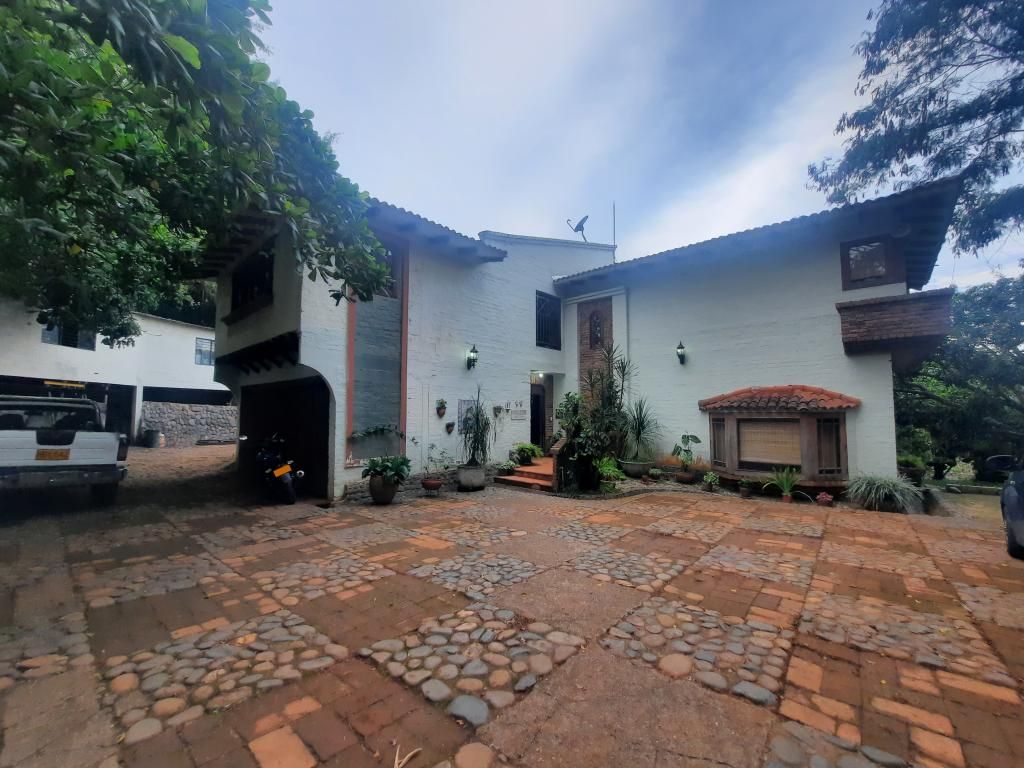 Casa en venta Valle Del Cauca Cali Br Cementerio - Carabineros 600 m2 Habitaciones 7 Baños 19 Garajes 8 Precio $2500000000