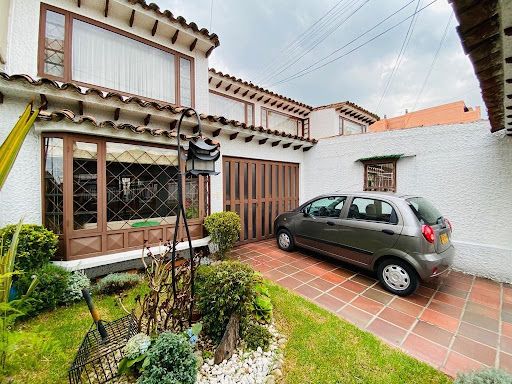 Casa en venta Cundinamarca Bogotá Nueva Autopista 240 m2 Habitaciones 4 Baños 2 Garajes 4 Precio $920000000