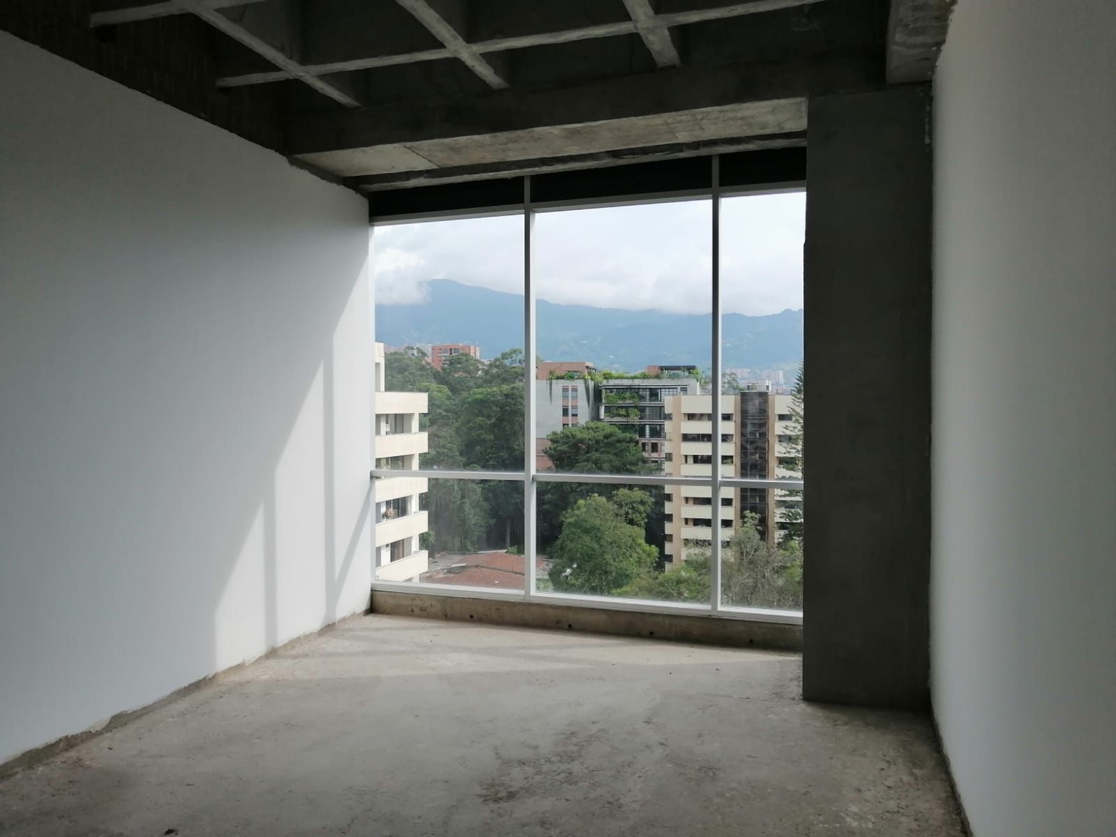 Oficina en arriendo o venta Antioquia Medellín Castropol 33 m2 Habitaciones 0 Baños 0 Garajes 2 Precio venta $385000000 Precio arriendo $2800000