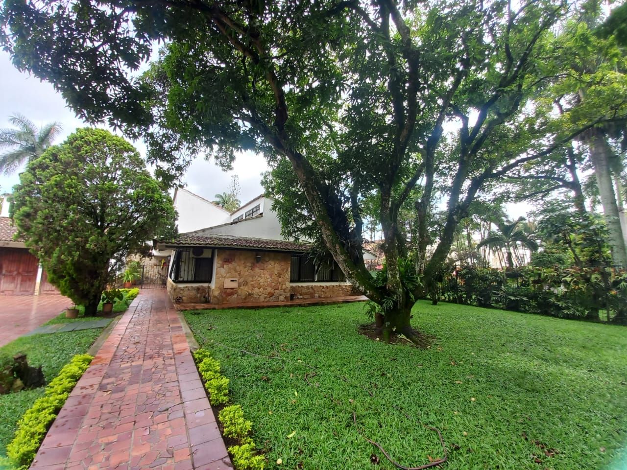 Casa en venta Valle Del Cauca Cali Ciudad Jardín 1400 m2 Habitaciones 5 Baños 8 Garajes 5 Precio $4100000000