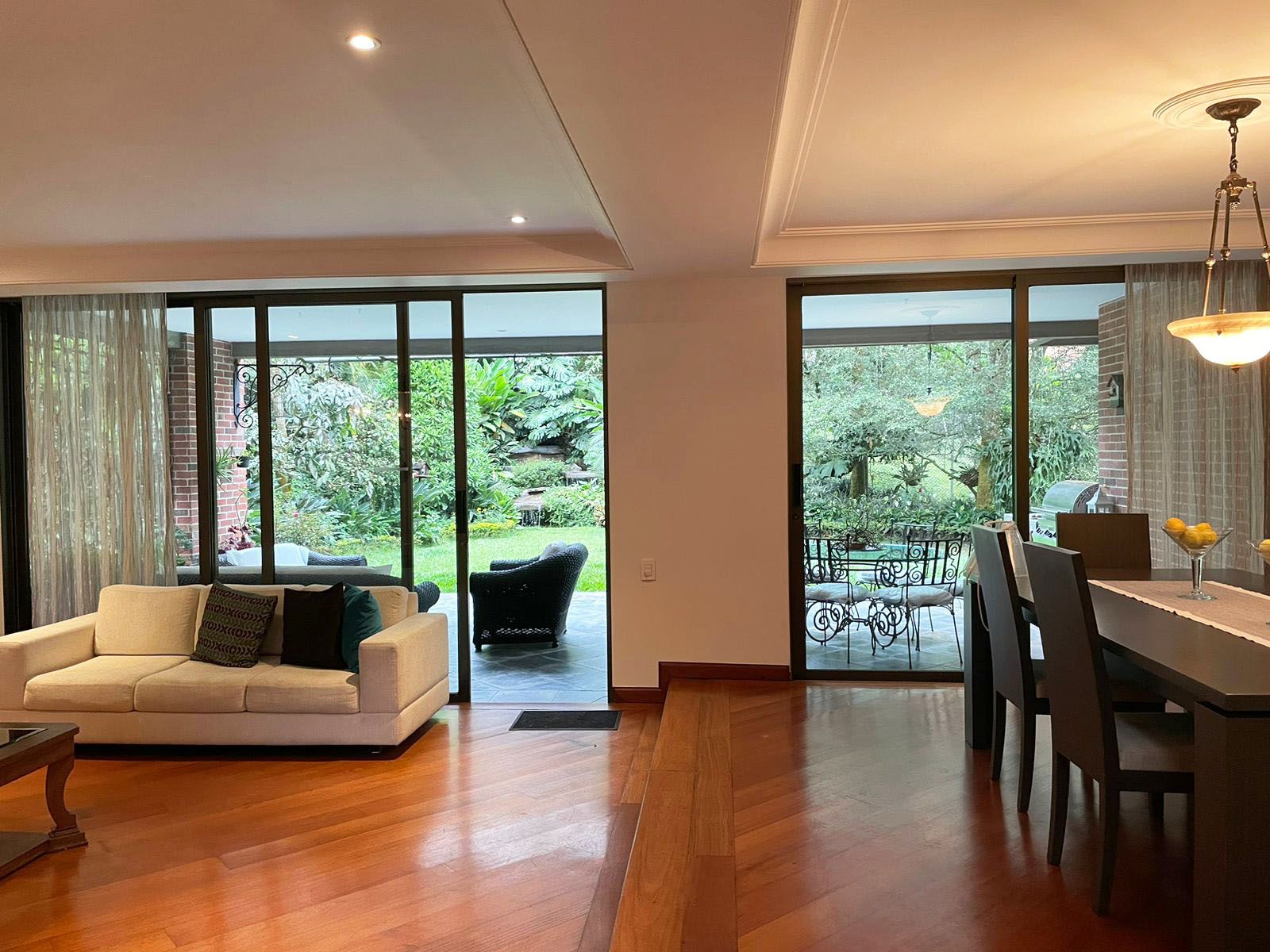 Casa en arriendo Antioquia Medellín Altos Del Poblado 433 m2 Habitaciones 3 Baños 4 Garajes 4 Precio $15700000