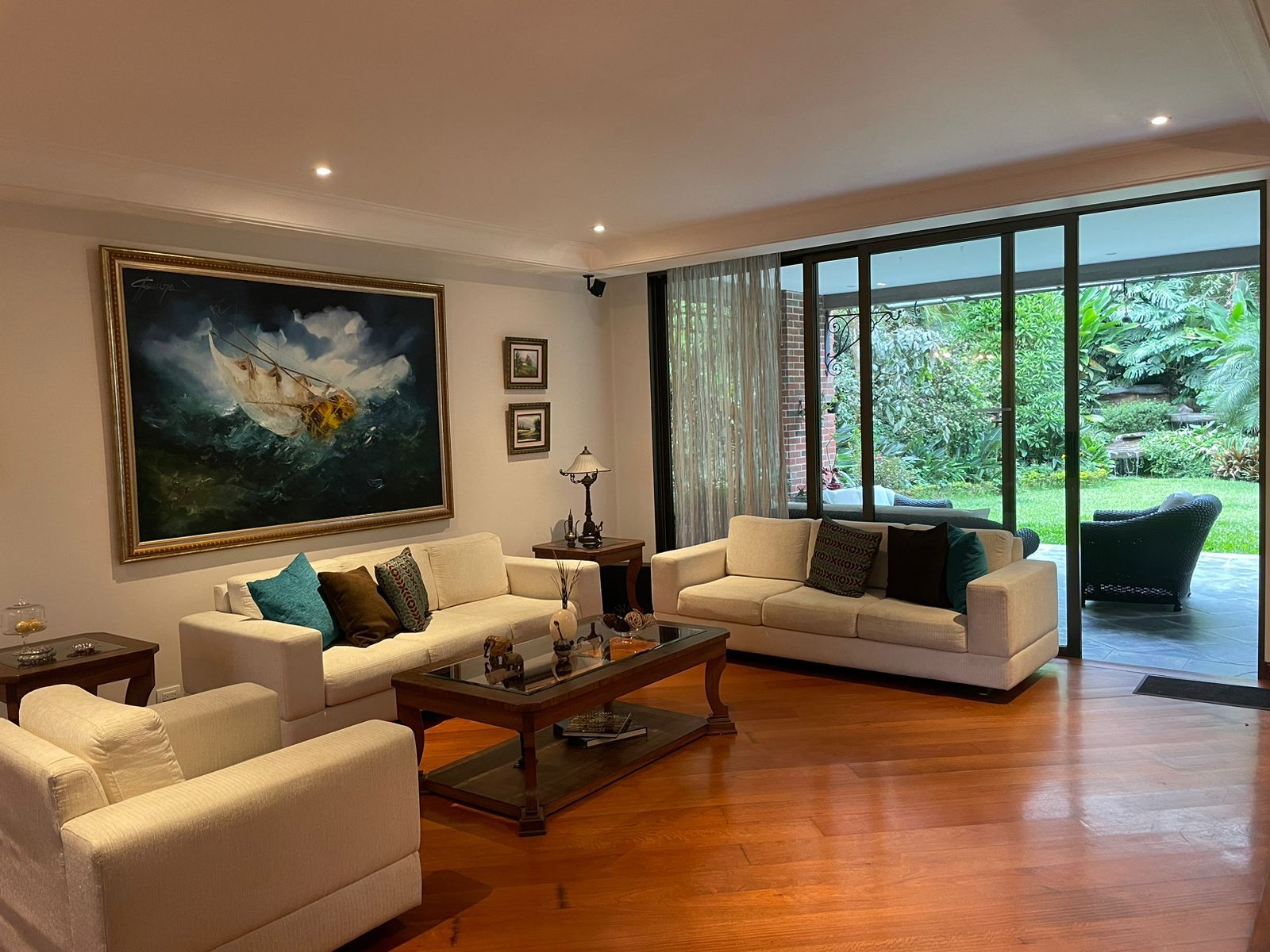 Casa en arriendo o venta Antioquia Medellín Altos Del Poblado 433 m2 Habitaciones 3 Baños 4 Garajes 4 Precio venta $3000000000 Precio arriendo $12800000