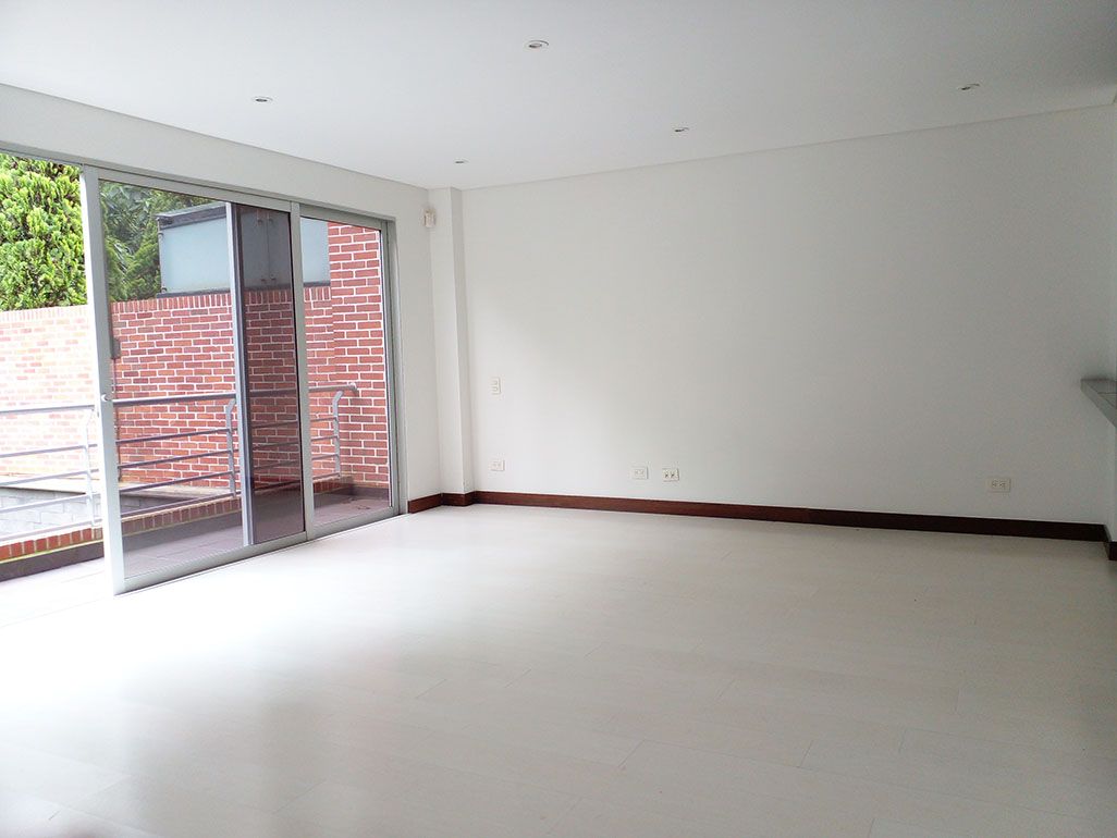 Casa en venta Antioquia Envigado Zúñiga 253 m2 Habitaciones 3 Baños 8 Garajes 3 Precio $2050000000