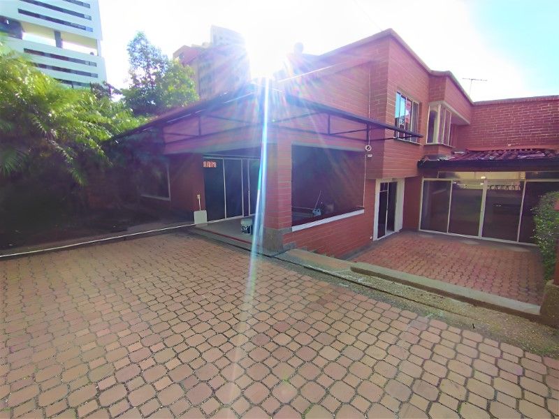 Casa en arriendo Antioquia Medellín Urbanizacion Arcoiris 250 m2 Habitaciones 3 Baños 4 Garajes 2 Precio $8000000