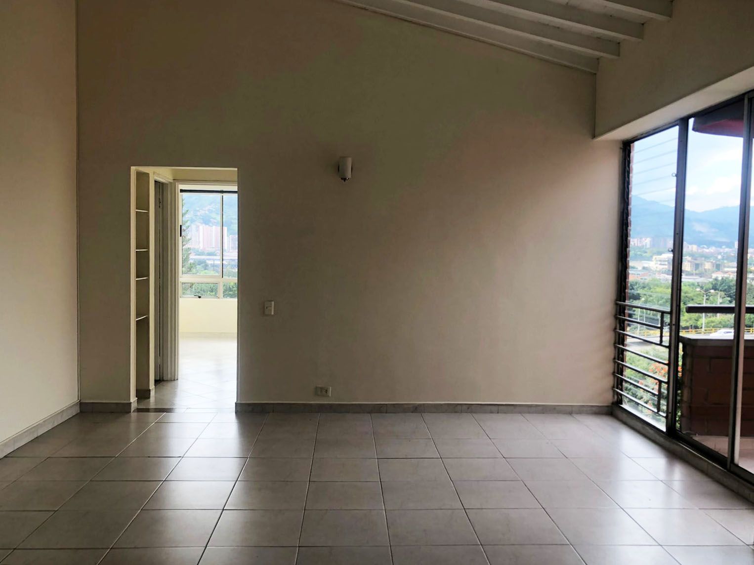 Apartamento en arriendo Antioquia Medellín El Castillo 109 m2 Habitaciones 3 Baños 4 Garajes 3 Precio $3300000