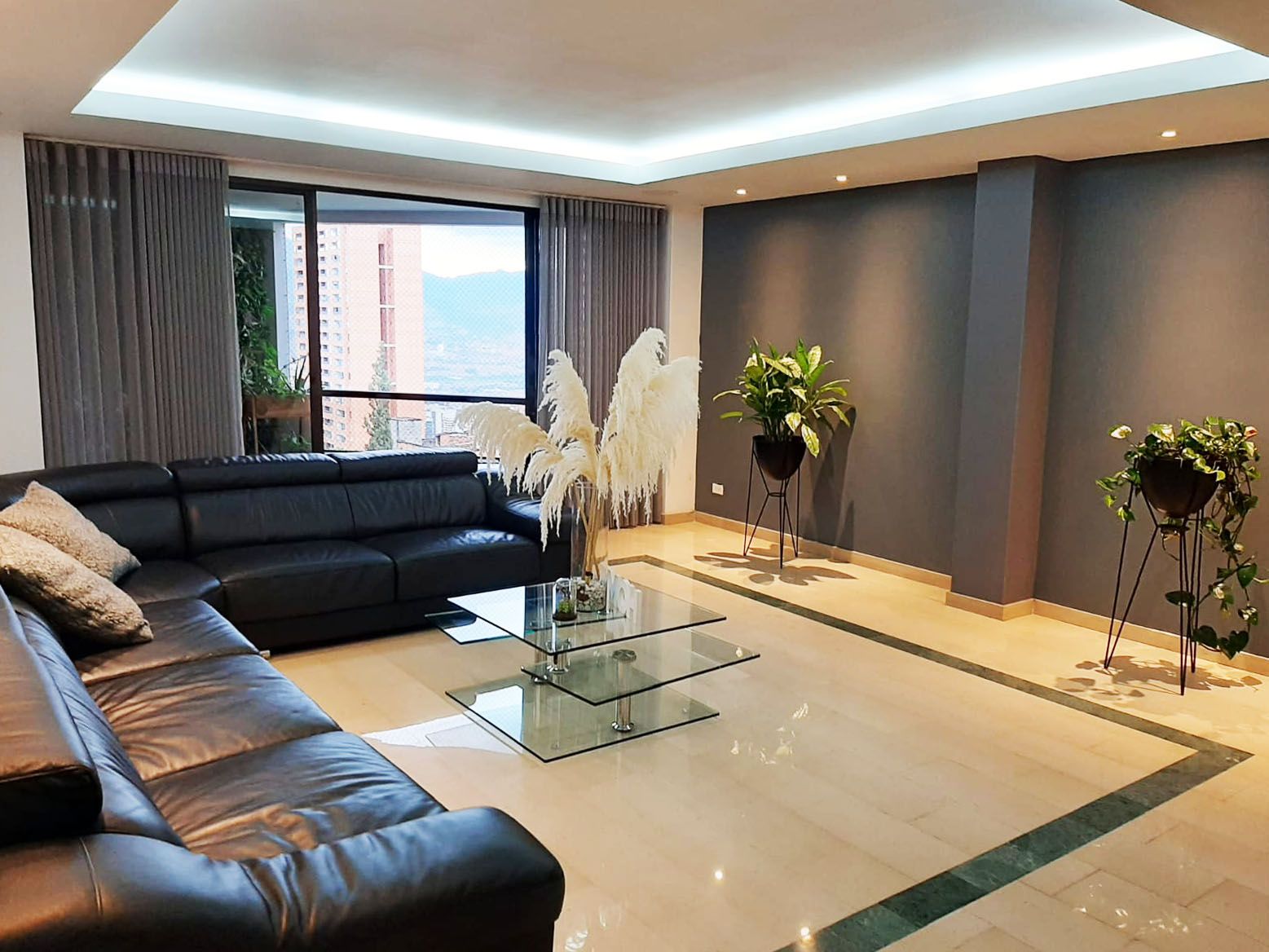 Apartamento en arriendo Antioquia Medellín Los Balsos 2 335 m2 Habitaciones 3 Baños 4 Garajes 3 Precio $12500000