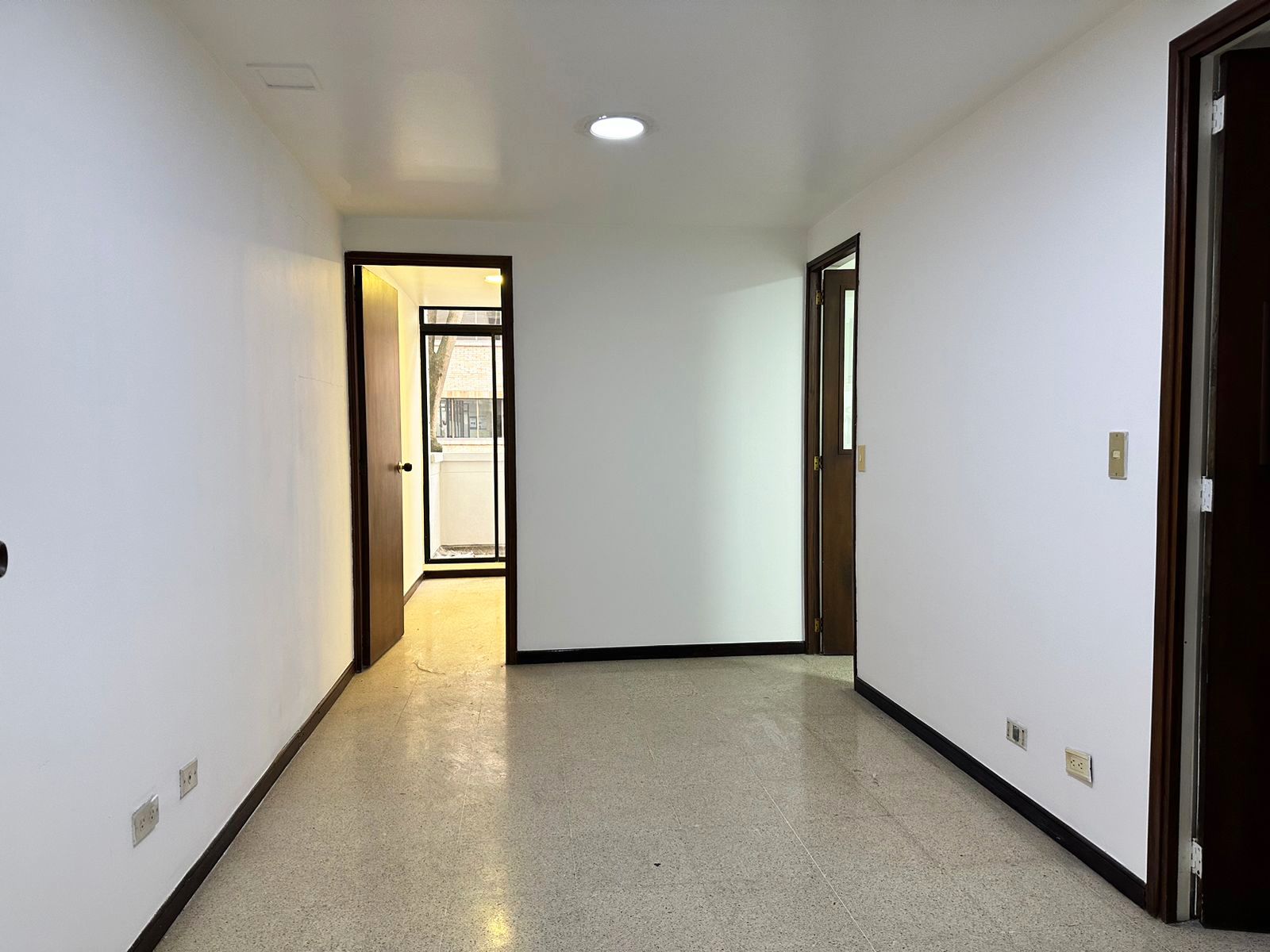 Oficina en arriendo o venta Antioquia Medellín Alejandria 37 m2 Habitaciones 0 Baños 0 Garajes 2 Precio venta $335000000 Precio arriendo $3000000