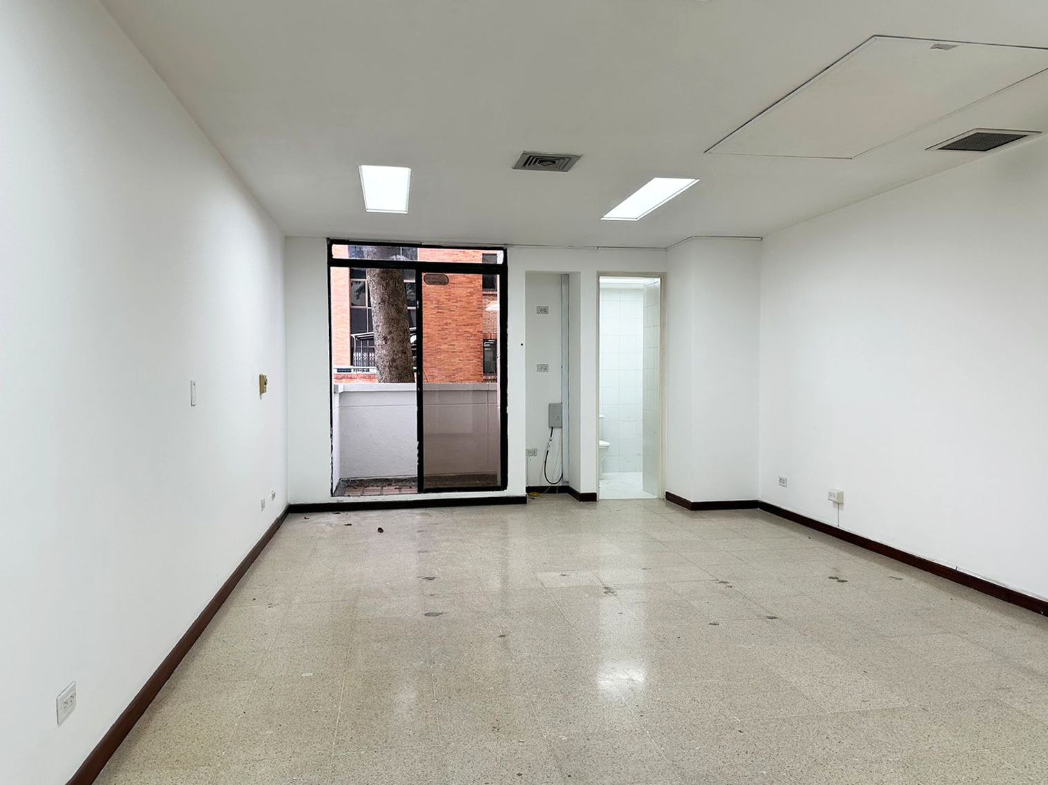 Oficina en arriendo o venta Antioquia Medellín Simesa 37 m2 Habitaciones 0 Baños 0 Garajes 2 Precio venta $310000000 Precio arriendo $3000000