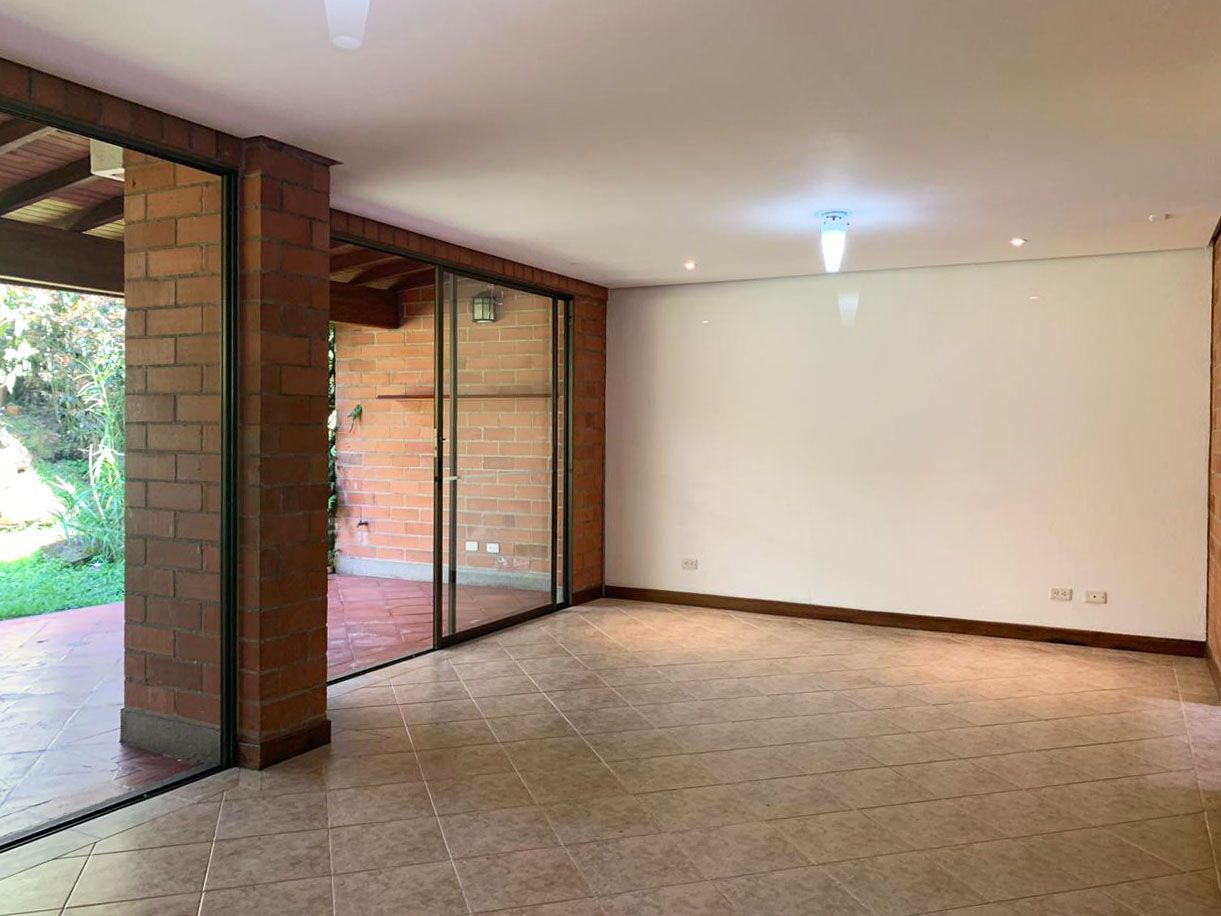 Casa en arriendo Antioquia Envigado Loma Del Atravesado 215 m2 Habitaciones 3 Baños 4 Garajes 4 Precio $6500000