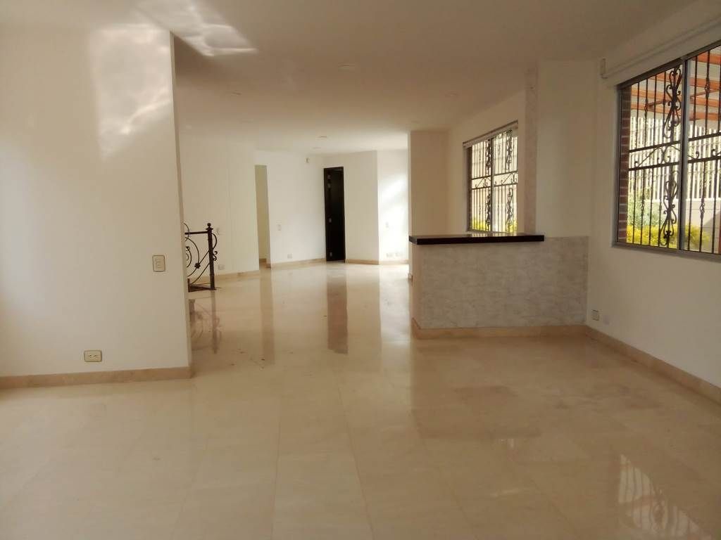 Casa en arriendo Antioquia Medellín Altos Del Poblado 300 m2 Habitaciones 4 Baños 8 Garajes 5 Precio $13500000