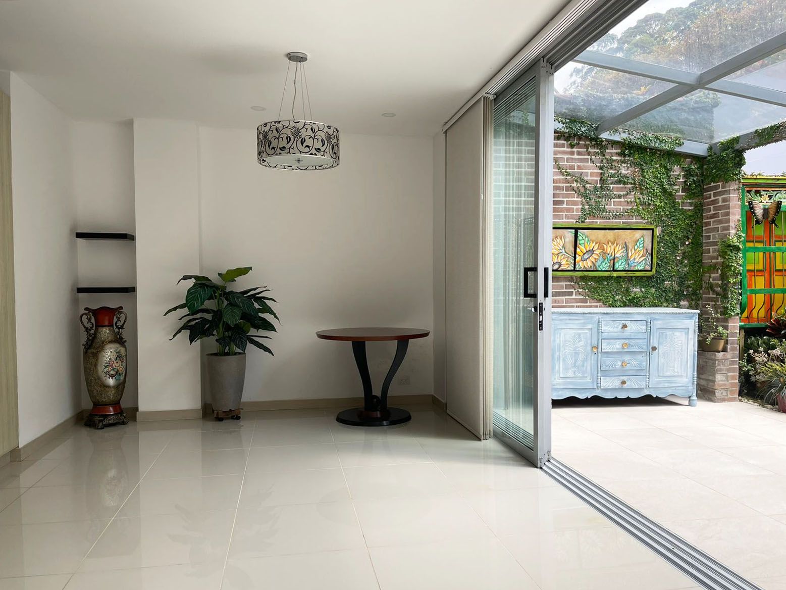 Casa en arriendo o venta Antioquia Envigado Zúñiga 200 m2 Habitaciones 3 Baños 6 Garajes 5 Precio venta $1520000000 Precio arriendo $9800000