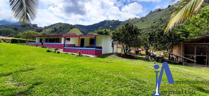 Casa en arriendo Nariño Los Andes Andes 300 m2 Habitaciones 4 Baños 2 Garajes 2 Precio $2000000