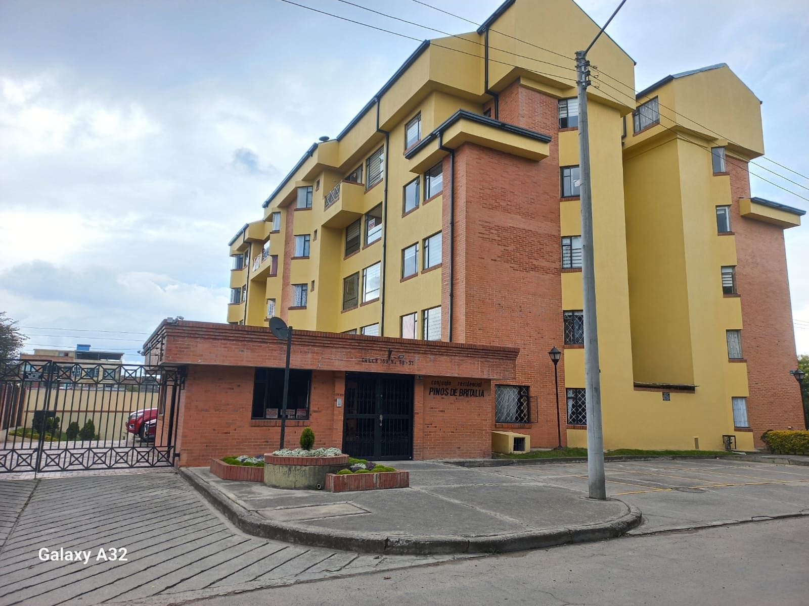 Apartamento en venta Cundinamarca Bogotá Cjr Pinos De Britalia 60 m2 Habitaciones 3 Baños 2 Garajes 2 Precio $290000000