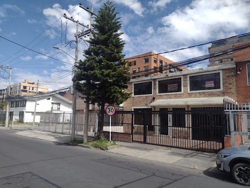 Casa en arriendo o venta Cundinamarca Bogotá Santa Barbara Oriental 200 m2 Habitaciones 12 Baños 6 Garajes 0 Precio venta $1500000000 Precio arriendo $15000000