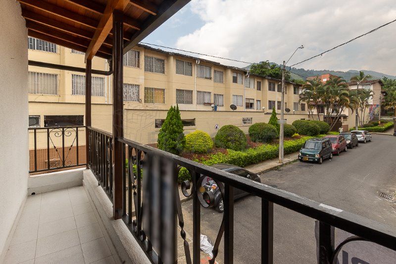 Casa en venta Antioquia Medellín Belen 130 m2 Habitaciones 5 Baños 4 Garajes 1 Precio $1023000000