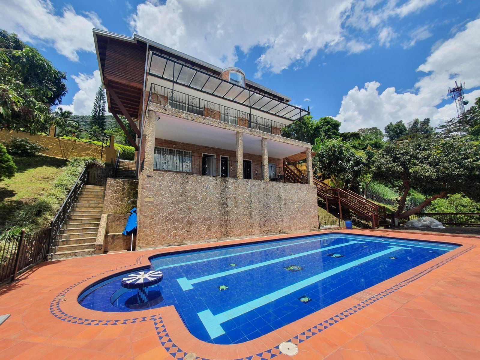 Finca en venta Antioquia Copacabana Otros 350 m2 Habitaciones 4 Baños 4 Garajes 12 Precio $1350000000