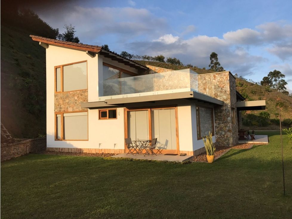 Casa Campestre en venta Antioquia El Carmen De Viboral El Carmen De Viboral 300 m2 Habitaciones 3 Baños 4 Garajes 2 Precio $1500000000