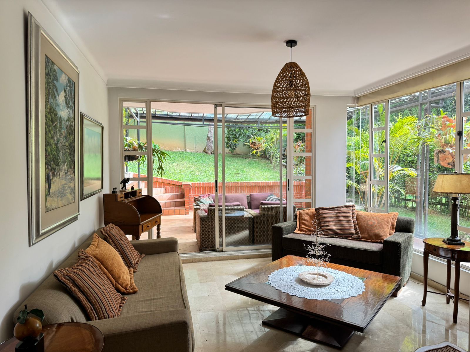 Casa en arriendo o venta Antioquia Medellín El Tesoro 264 m2 Habitaciones 4 Baños 6 Garajes 3 Precio venta $1800000000 Precio arriendo $12900000