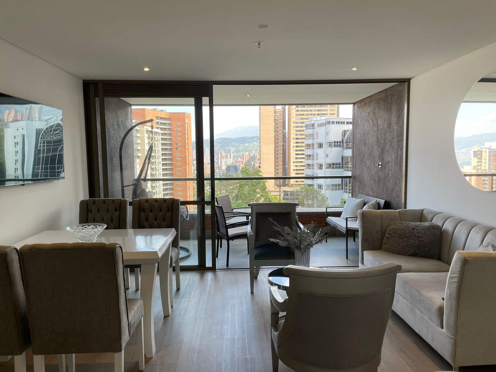Apartamento en arriendo o venta Antioquia Medellín Los Naranjos 97 m2 Habitaciones 2 Baños 2 Garajes 3 Precio venta $1050000000 Precio arriendo $7850000