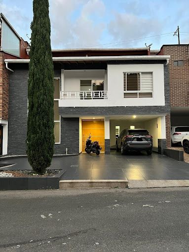 Casa en venta Antioquia Sabaneta Vereda La Doctora 450 m2 Habitaciones 5 Baños 8 Garajes 3 Precio $1250000000