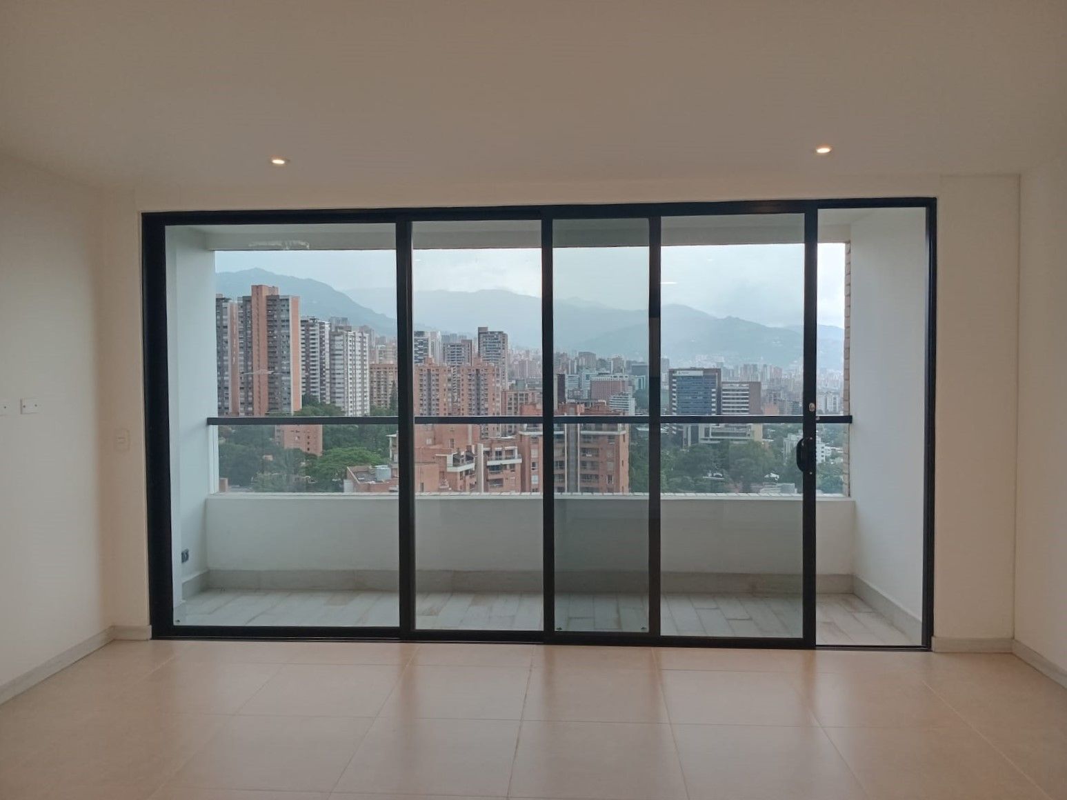 Apartamento en arriendo Antioquia Medellín Simesa 86 m2 Habitaciones 2 Baños 4 Garajes 2 Precio $4600000