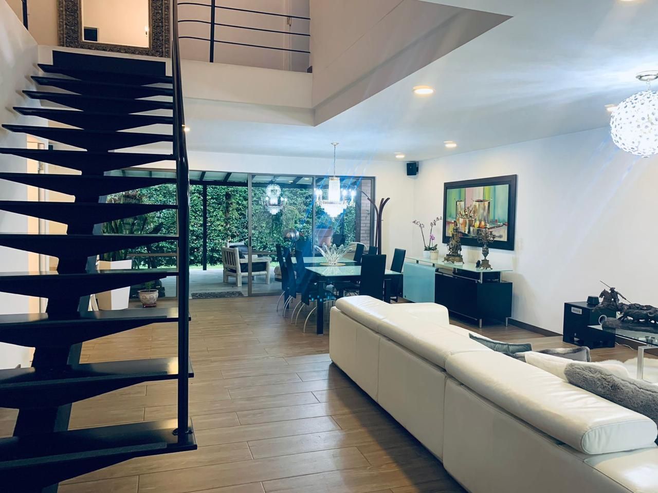 Casa en arriendo o venta Antioquia Envigado Zona Centro 325 m2 Habitaciones 3 Baños 6 Garajes 5 Precio venta $1830000000 Precio arriendo $9000000
