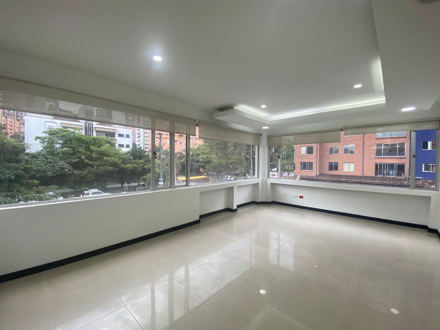 Oficina en arriendo o venta Antioquia Medellín Patio Bonito 53 m2 Habitaciones 0 Baños 0 Garajes 2 Precio venta $450000000 Precio arriendo $3900000