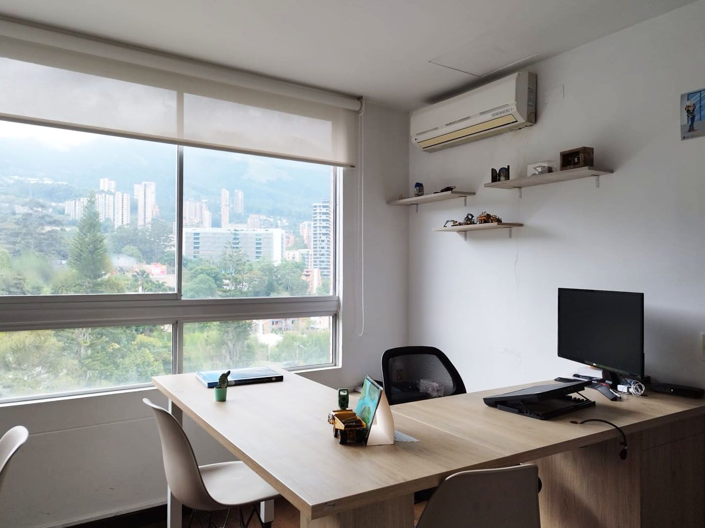 Oficina en arriendo o venta Antioquia Medellín La Linde 100 m2 Habitaciones 0 Baños 2 Garajes 3 Precio venta $750000000 Precio arriendo $4700000