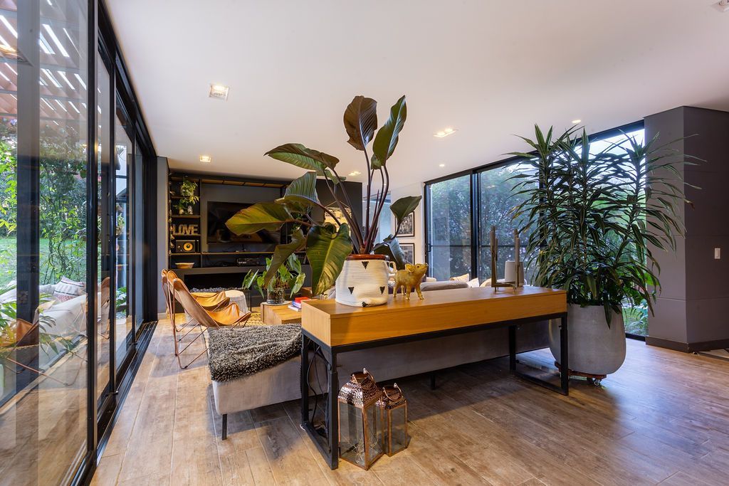 Casa en arriendo o venta Antioquia Envigado Zúñiga 300 m2 Habitaciones 3 Baños 6 Garajes 3 Precio venta $2800000000 Precio arriendo $22700000