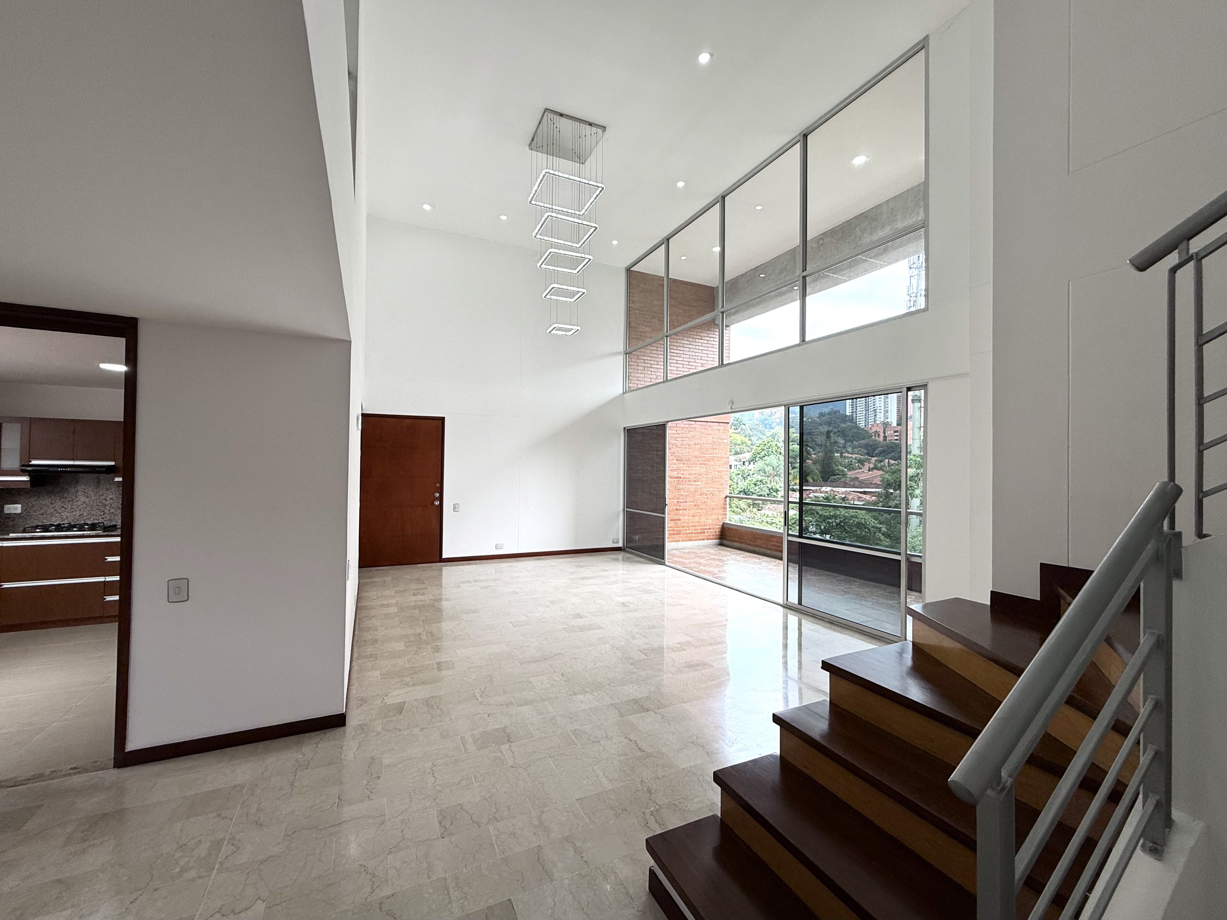 Apartamento en arriendo o venta Antioquia Envigado Zúñiga 233 m2 Habitaciones 3 Baños 6 Garajes 3 Precio venta $2400000000 Precio arriendo $12000000