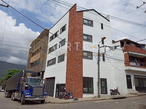 Bodega en arriendo Santander Girón La Esmeralda 380 m2 Habitaciones 0 Baños 4 Garajes 0 Precio $8000000