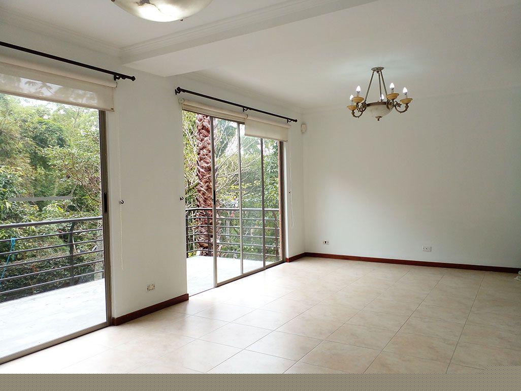 Casa en arriendo Antioquia Envigado Loma Del Atravesado 224 m2 Habitaciones 3 Baños 8 Garajes 5 Precio $8300000