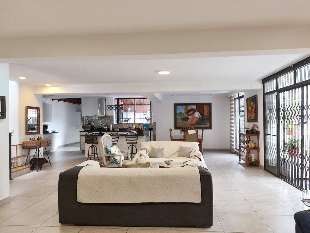 Casa en venta Antioquia Medellín Los Naranjos 320 m2 Habitaciones 4 Baños 6 Garajes 4 Precio $1350000000