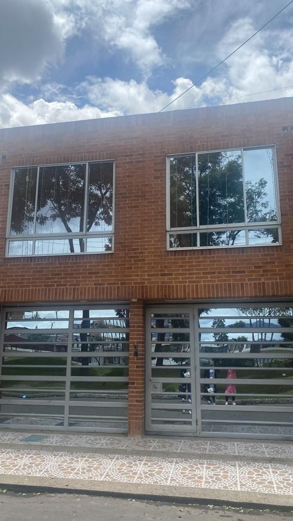 Casa en venta Cundinamarca Bogotá Ub Castilla 266 m2 Habitaciones 4 Baños 5 Garajes 3 Precio $1050000000