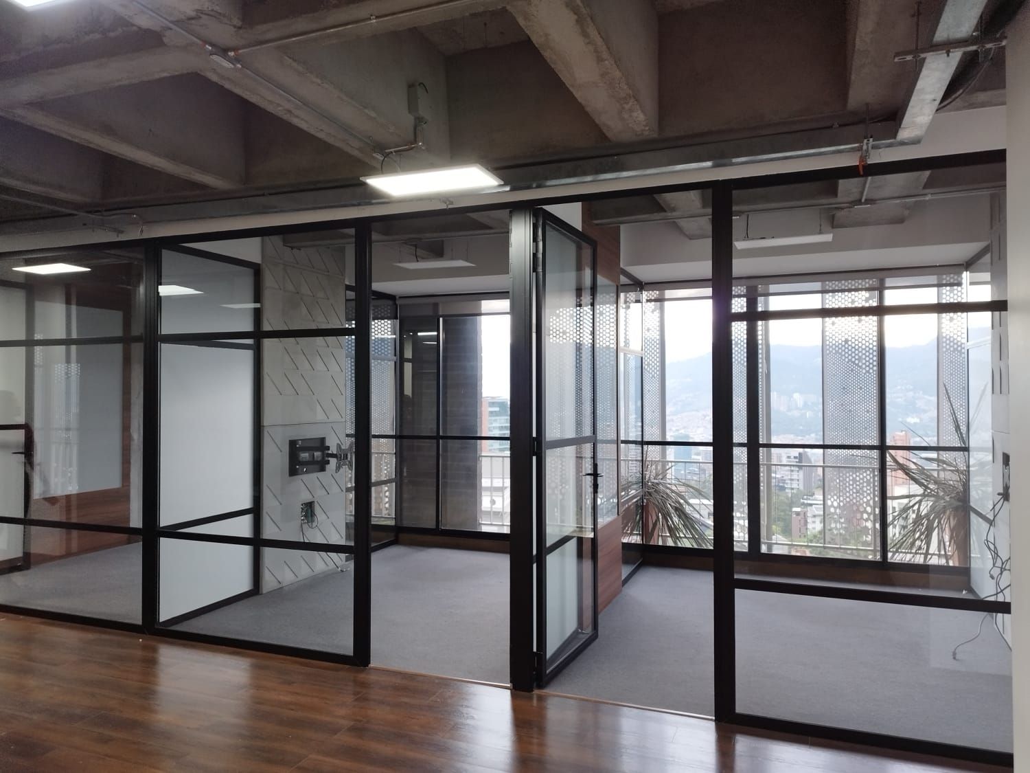 Oficina en arriendo Antioquia Medellín Las Lomas No2 180 m2 Habitaciones 0 Baños 2 Garajes 4 Precio $18000000