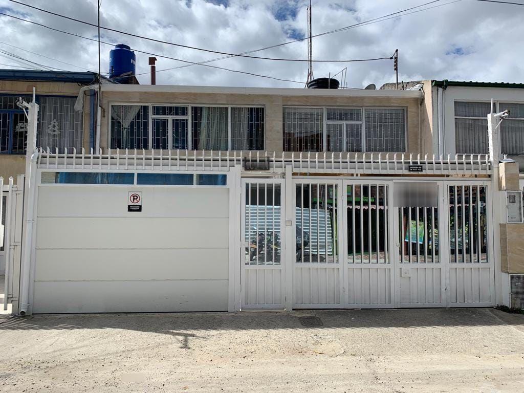 Casa en arriendo o venta Cundinamarca Bogotá Santa Ana Occidental 500 m2 Habitaciones 6 Baños 6 Garajes 3 Precio venta $2500000000 Precio arriendo $14500000