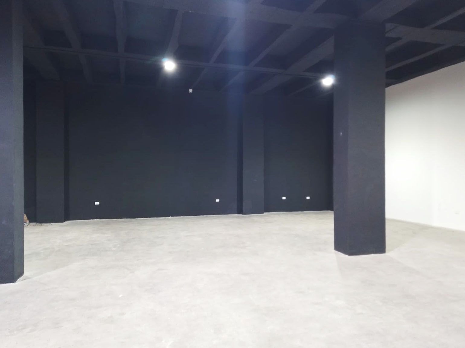 Bodega en arriendo o venta Antioquia Medellín Rosales 300 m2 Habitaciones 0 Baños 0 Garajes 3 Precio venta $2600000000 Precio arriendo $16000000