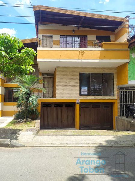 Casa en arriendo Antioquia Medellín Villanueva 212 m2 Habitaciones 5 Baños 2 Garajes 1 Precio $5500000