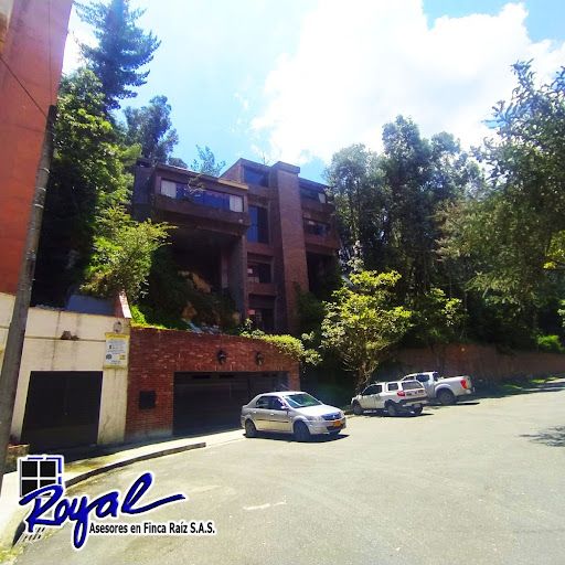 Casa en venta Cundinamarca Bogotá Los Rosales 170 m2 Habitaciones 5 Baños 8 Garajes 4 Precio $5000000000