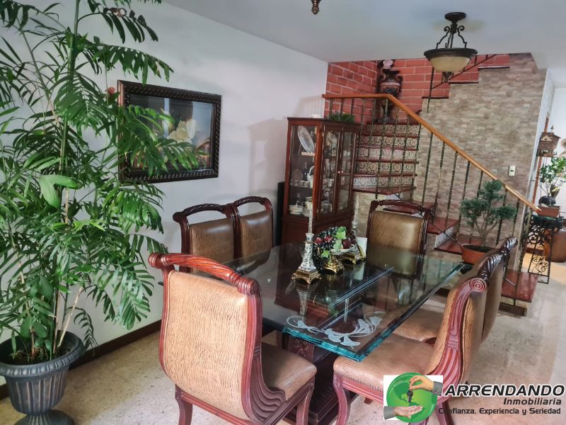 Casa en venta Antioquia Itagüí Ditaires 202 m2 Habitaciones 3 Baños 4 Garajes 3 Precio $1090000000