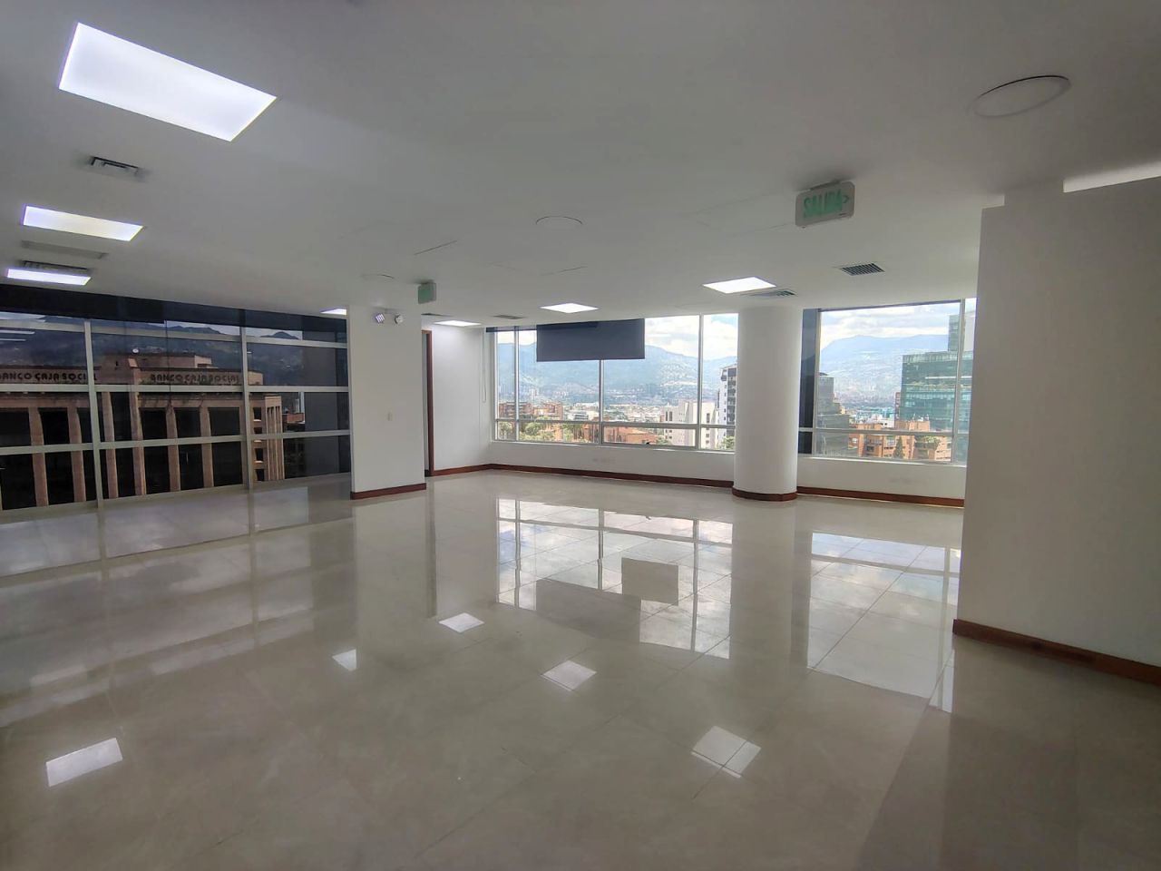 Oficina en arriendo Antioquia Medellín La Aguacatala 108 m2 Habitaciones 0 Baños 1 Garajes 1 Precio $10000000