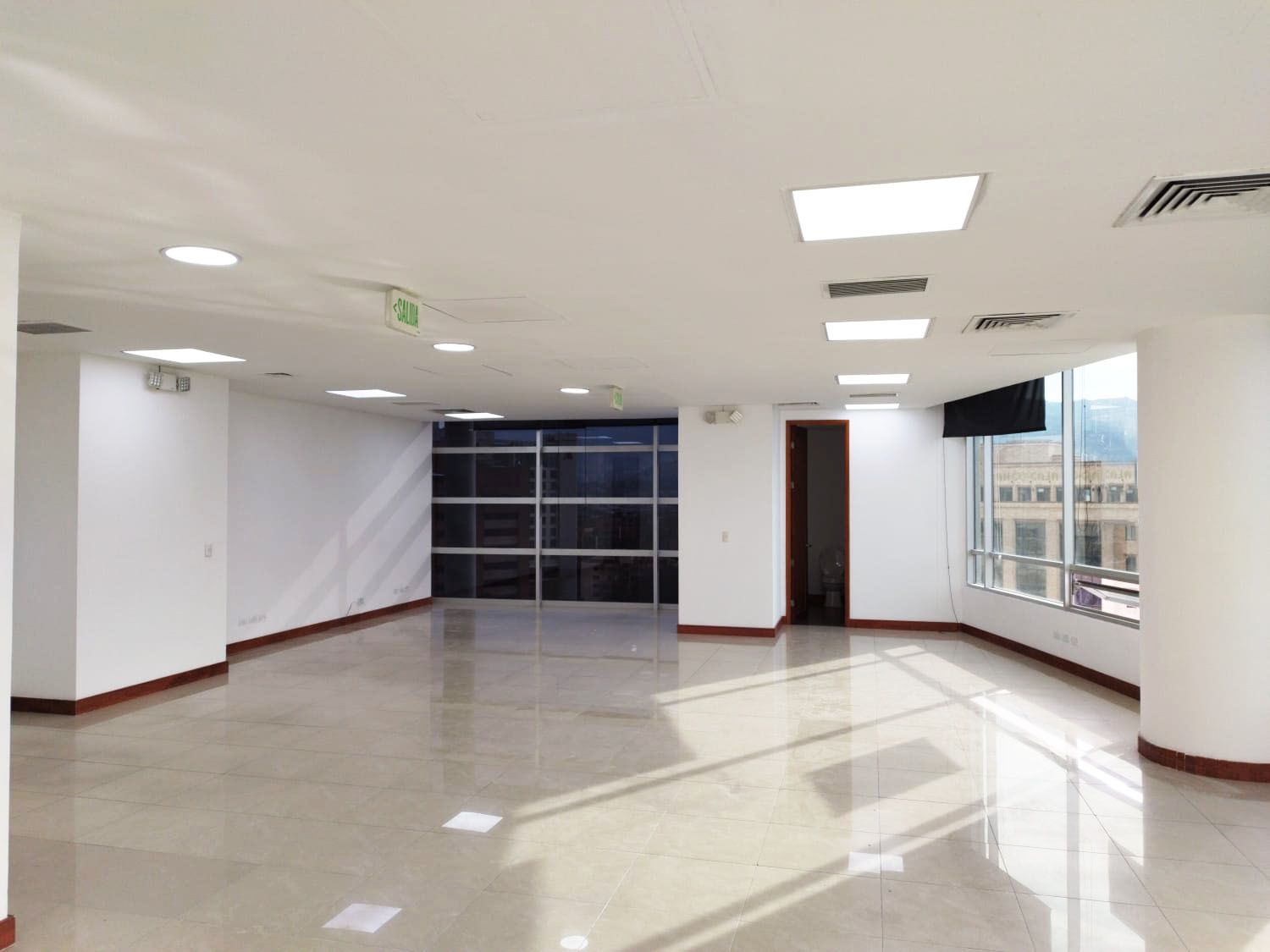 Oficina en arriendo Antioquia Medellín La Aguacatala 99 m2 Habitaciones 0 Baños 0 Garajes 2 Precio $8200000