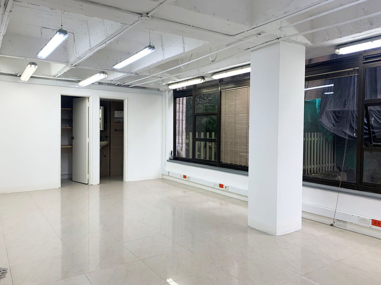 Oficina en arriendo o venta Antioquia Medellín Simesa 120 m2 Habitaciones 0 Baños 4 Garajes 2 Precio venta $670000000 Precio arriendo $6300000