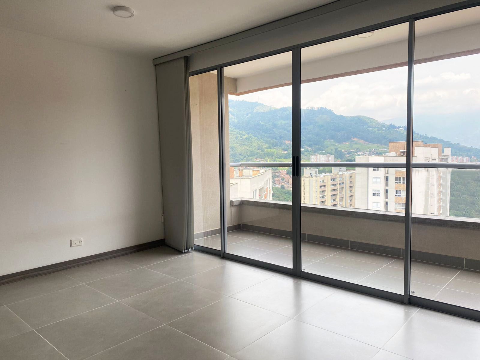 Apartamento en arriendo Antioquia Envigado Zona Centro 86 m2 Habitaciones 3 Baños 2 Garajes 2 Precio $3500000