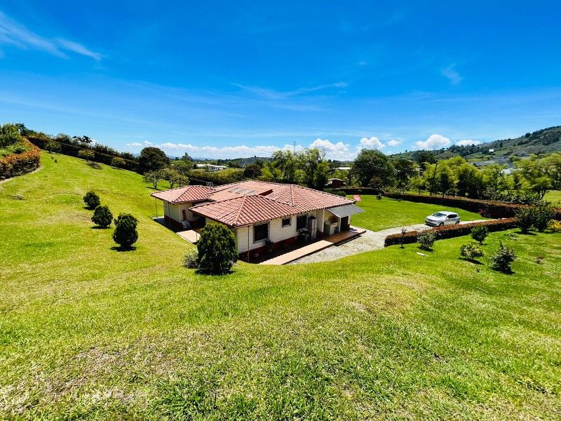 Finca en venta Antioquia El Carmen De Viboral Otros 180 m2 Habitaciones 4 Baños 6 Garajes 12 Precio $980000000