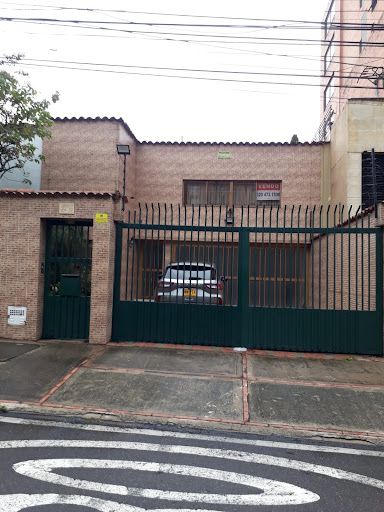 Casa en arriendo o venta Cundinamarca Bogotá Rincon Del Chicó 340 m2 Habitaciones 4 Baños 8 Garajes 5 Precio venta $2000000000 Precio arriendo $12000000