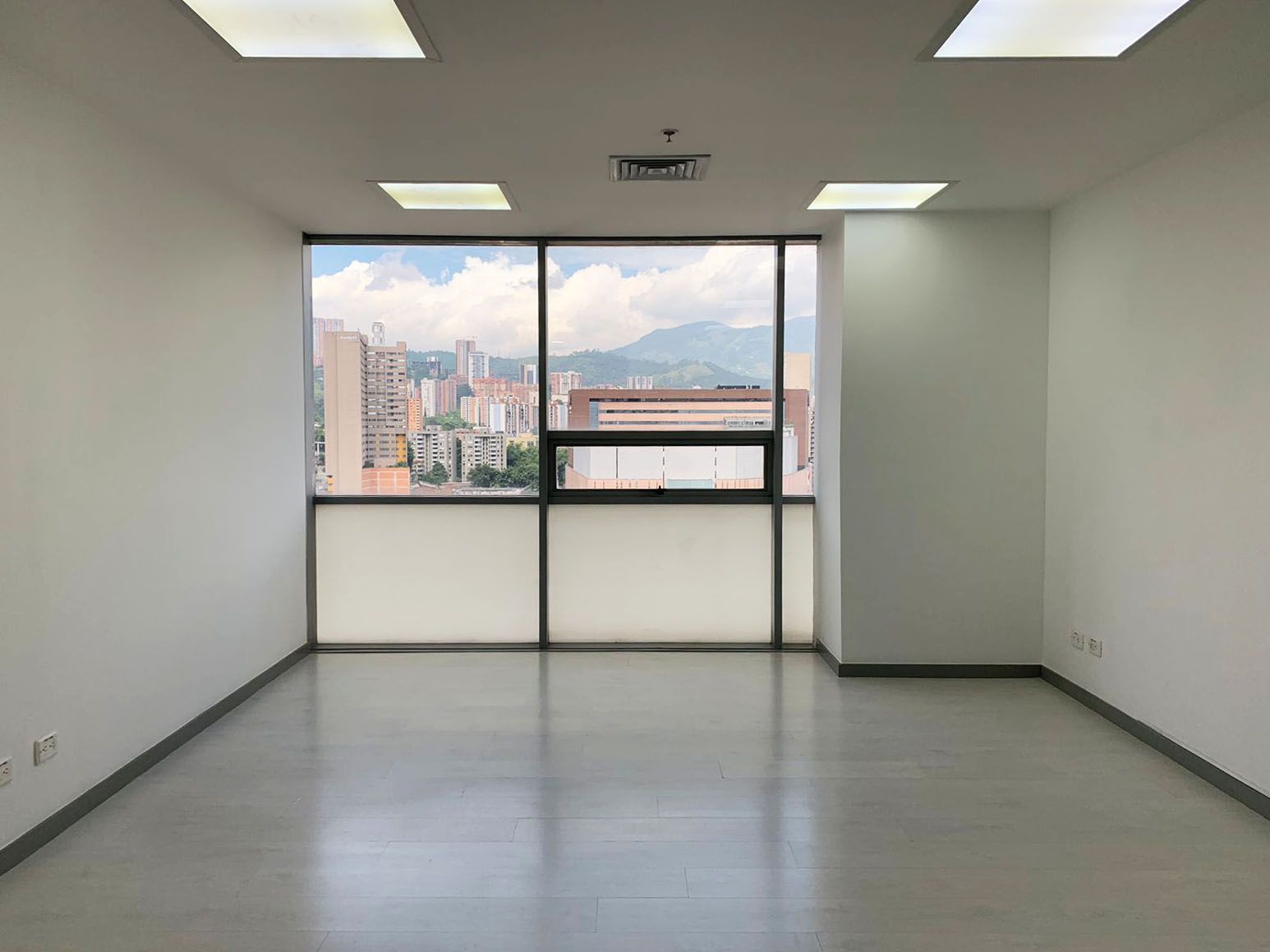 Oficina en arriendo Antioquia Envigado Alcalá 37 m2 Habitaciones 0 Baños 0 Garajes 2 Precio $2500000
