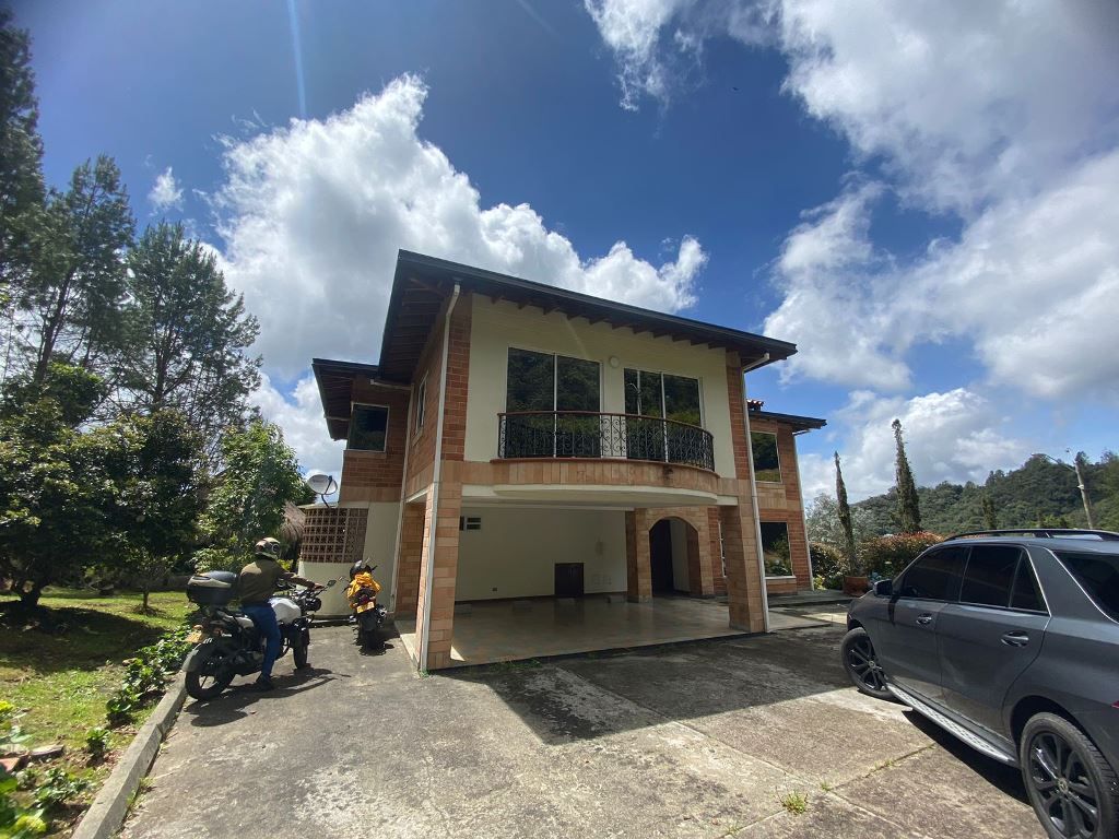 Casa en arriendo o venta Antioquia Envigado Envigado 2100 m2 Habitaciones 7 Baños 8 Garajes 7 Precio venta $1650000000 Precio arriendo $9700000