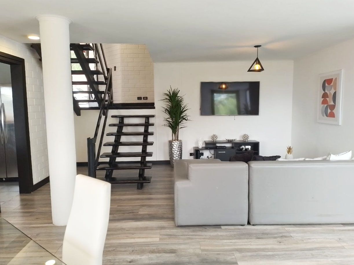 Casa en arriendo o venta Antioquia Medellín El Tesoro 240 m2 Habitaciones 4 Baños 6 Garajes 3 Precio venta $1650000000 Precio arriendo $24000000